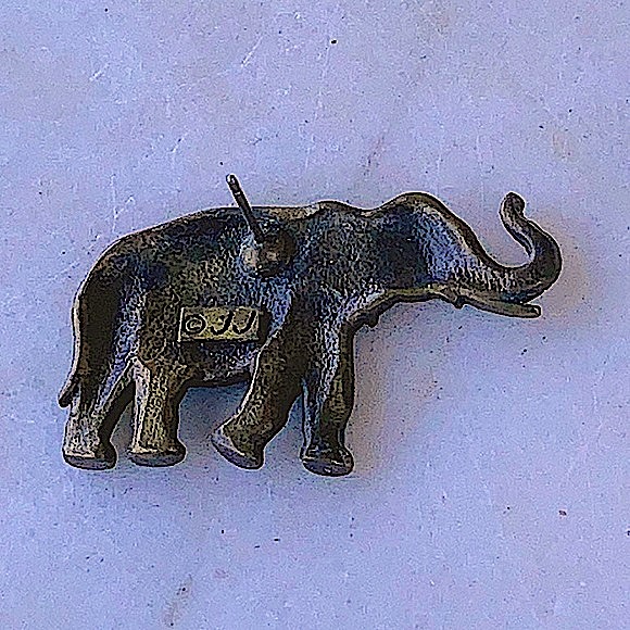JJ JONETTE PIERCED EARRINGS ELEPHANT  ANTIQUED BRUSHED BRASS VINTAGE - Picture 7 of 7